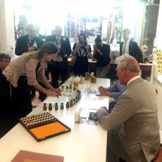 Посещение фабрики парфюмерии и косметики в старинном городе Эз, Франция