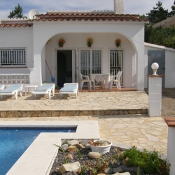 Вилла с бассейном, расположенная в урбанизации Ла Креу де Ллорет в 6 км от Льорет де Мар