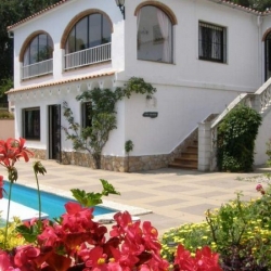 Вилла PRIMAVERA с бассейном, расположенная в урбанизации Льорет Верт в 5 км от Льорет де Мар