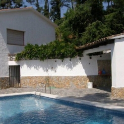 Вилла SOL I PINS с бассейном, расположенная в урбанизации Льорет Блау в 6 км от Льорет де Мар.