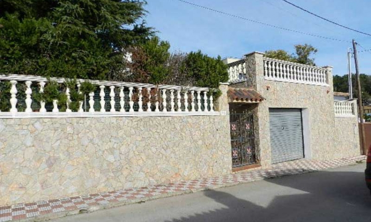 Вилла ROSA BLANCA с бассейном, расположенная в урбанизации Льорет Блау в 6 км от Льорет де Мар