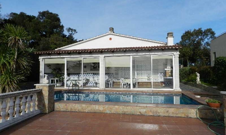 Villa ROSA BLANCA with pool, located in the urbanization Lloret Blau 6 km from Lloret de Mar