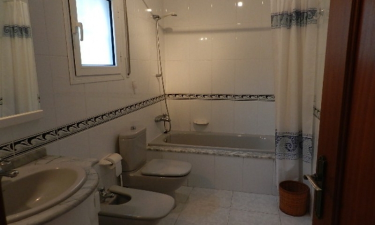 Вилла ROSA BLANCA с бассейном, расположенная в урбанизации Льорет Блау в 6 км от Льорет де Мар