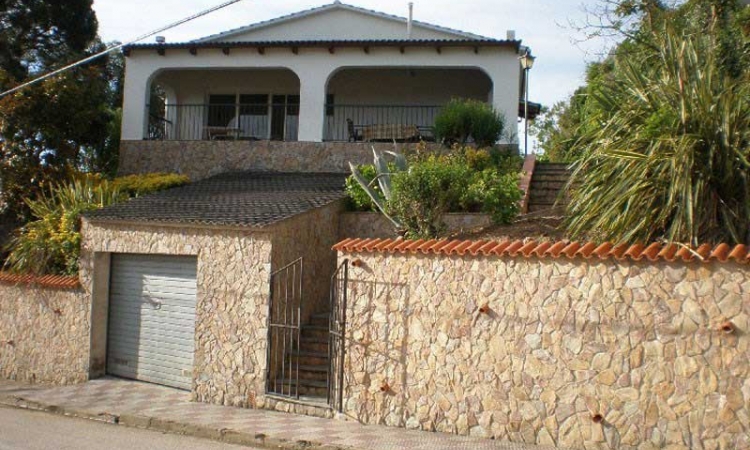 Villa EVA with pool, situated in the urbanization Lloret Blau 6 km from Lloret de Mar