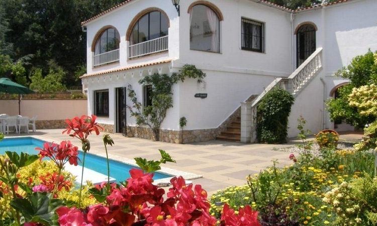 Вилла PRIMAVERA с бассейном, расположенная в урбанизации Льорет Верт в 5 км от Льорет де Мар