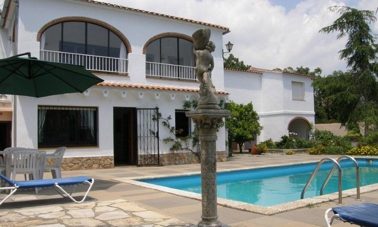 Villa PRIMAVERA with pool, located in the urbanization Lloret Vert 5 km from Lloret de Mar