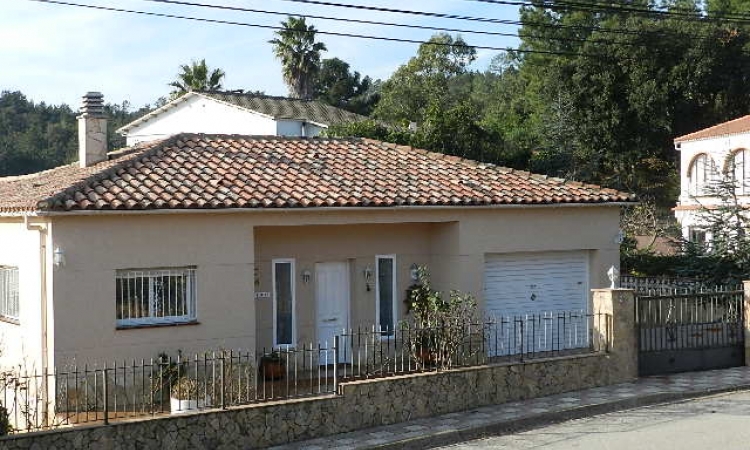 Villa PRIMAVERA with pool, located in the urbanization Lloret Vert 5 km from Lloret de Mar